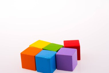 Küpleri ile oynarken el