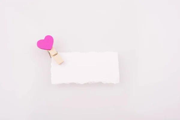 Clipe de coração em um papel — Fotografia de Stock