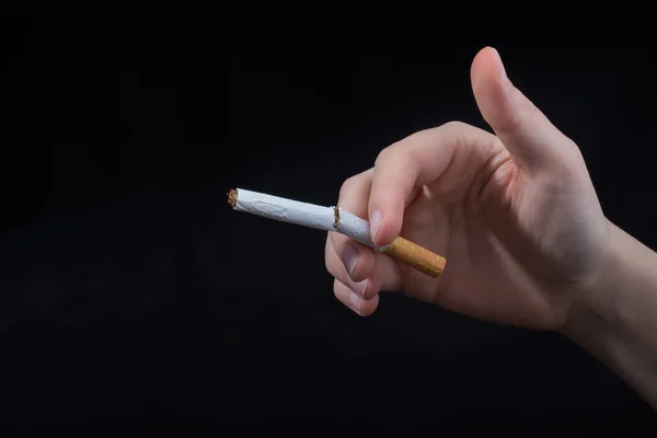 Mão Está Quebrando Cigarro Fundo Preto — Fotografia de Stock