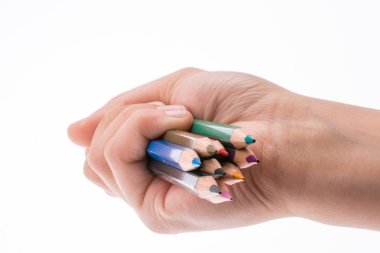 Beyaz arkaplanda el ele tutuşan renkli kalemler