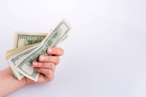 Человеческая рука держит банкноту в виде денег, изолированных на белом