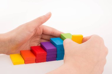 Beyaz arkaplanda renkli domino taşıyla el oyunu