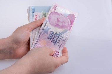 Turksh Lirası banknotlar beyaz arka plan üzerinde tutan el