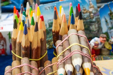 renkli kalem demetleri bağlı ahşap kaplı