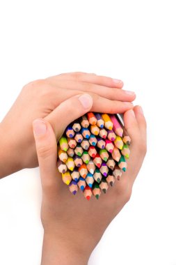 Beyaz arkaplanda el ele tutuşan renkli kalemler