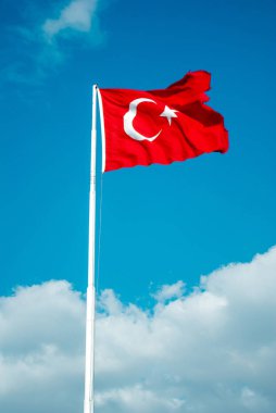 Türk ulusal bayrağı açık havada bir direğe asılı