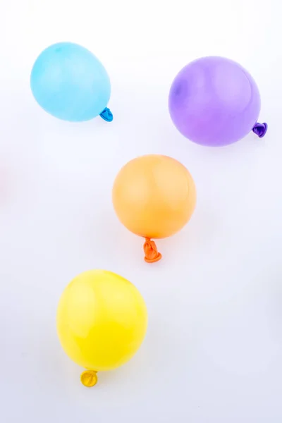 Petits Ballons Colorés Sur Fond Blanc — Photo