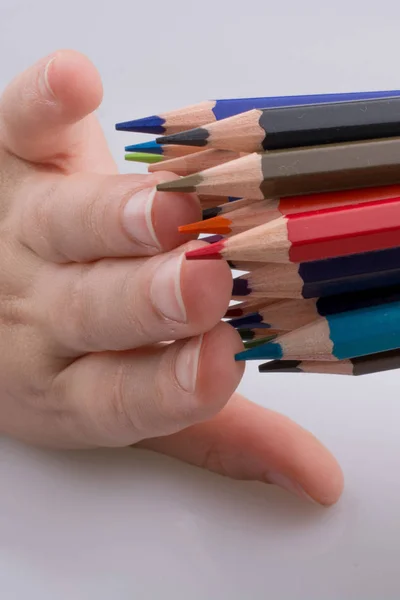 Hand Holdin Kleurpotloden Een Witte Achtergrond — Stockfoto