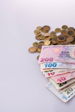 Türk Lirası sikke ve banknot beyaz arka plan üzerinde yan yana 