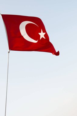 Türk ulusal bayrağı açık havada bir direğe asılı