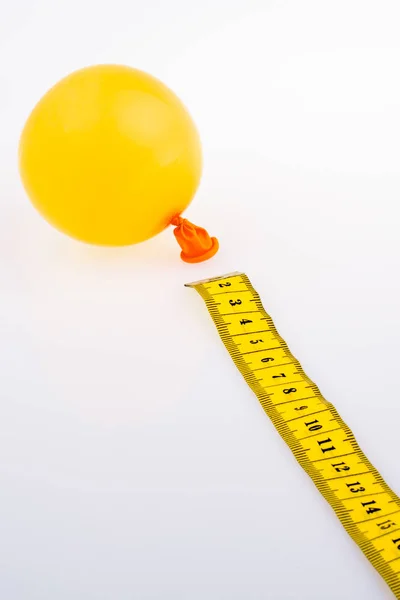 Желтая Цветная Измерительная Лента Шарик Белом Фоне — стоковое фото