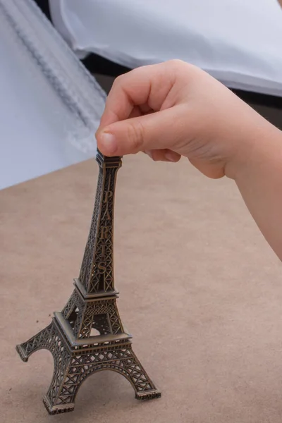 Kind Hält Das Kleine Modell Des Eiffelturms Der Hand — Stockfoto