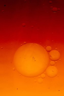 Suyun üzerindeki renkli su kabarcıkları çekyat alanı gibi.