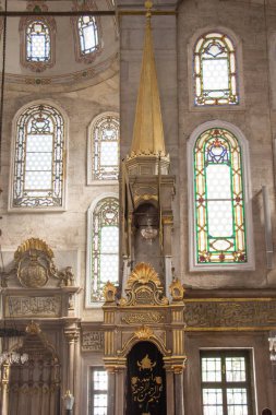 Büyük sütunları ve kemerleri olan Osmanlı tarzı bir cami.