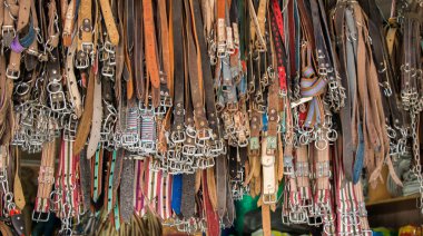 Giysi tasarımı için tokalı kemerler