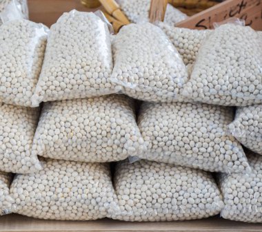 Plastik ambalajlı beyaz fasulyeler