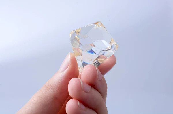 Mano Sosteniendo Diamante Transparente Sobre Fondo Blanco — Foto de Stock