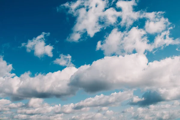 Λευκά Σύννεφα Καλύπτουν Τον Γαλάζιο Ουρανό Κατά Διάρκεια Της Ημέρας — Φωτογραφία Αρχείου