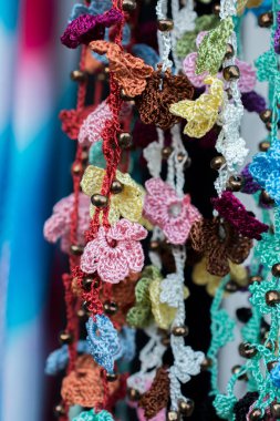 Arkaplan olarak Türk renkli iğneler işlemeli çiçekler