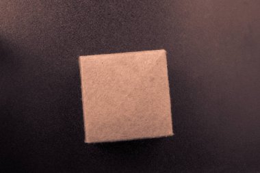 Görünüşte kartondan yapılmış bir hediye kutusu