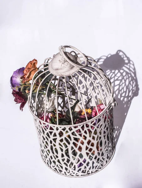 Metalden yapılmış küçük beyaz kuş evi.