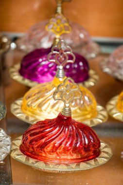 Pazar yerinde el yapımı Türk bardakları veya tabakları