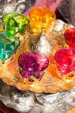 Renkli cam bardak görünümünde bir grup