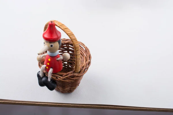 Pinochio Spielzeugfigur Sitzt Einem Strohkorb — Stockfoto