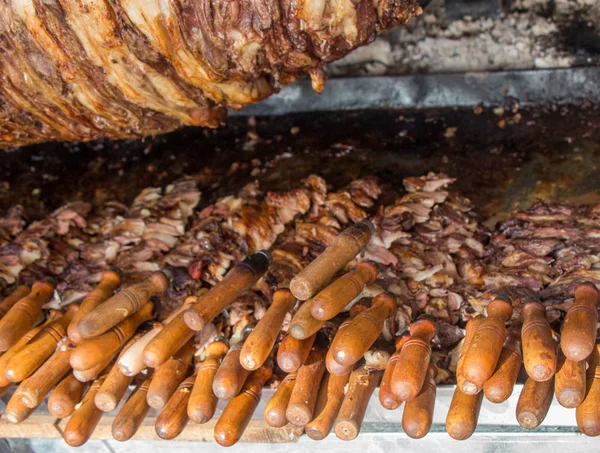 Türk Cag Kebabı Sergilenirken Ateşte Pişiyor — Stok fotoğraf