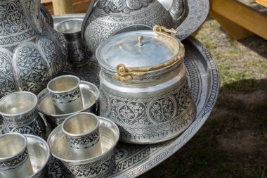 Pazarda satılık eski moda metalik kovalar