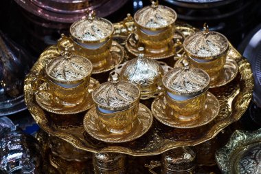 Pazar yerinde el yapımı Türk kahve fincanları