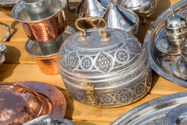 Eski tarihi Türk usulü gümüş kap içinde görünüm