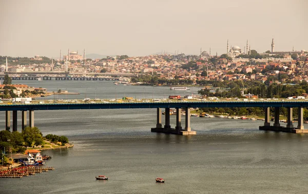 ビューでゴールデンホーンのアイアップ橋 イスタンブール トルコ — ストック写真