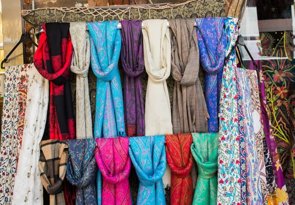 いくつかの刺繍とトルコの伝統的な女性のスカーフ — ストック写真