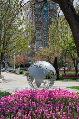 Bahçedeki metalden yapılmış küçük bir küre.