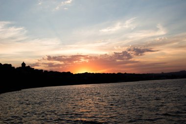 Dramatik renkli bulutlu gökyüzü Gün batımında parlayan resimli bulutlarla
