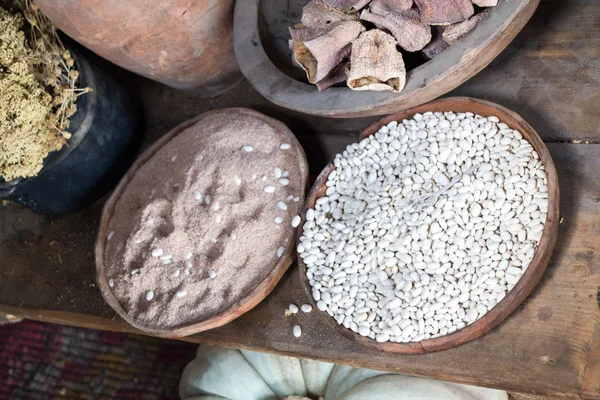 Kuru fasulyeler, tahıllar tahtadan kaseler manzarada