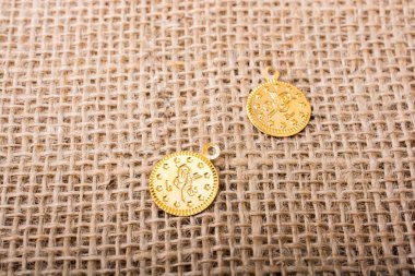 Sahte altın paralar bol tuval üzerinde bulunmaktadır