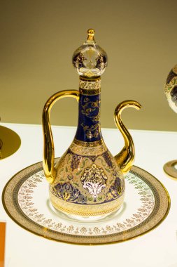 Görünüşte çok eski tarz metal ewer su kavanozu