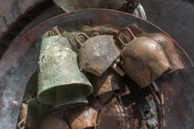 Antika eski tarz metal çan görünürde