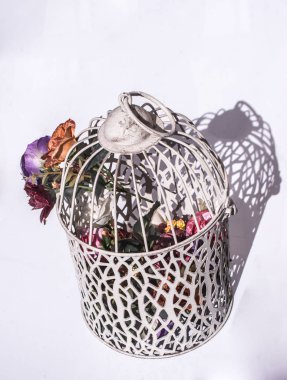 Metalden yapılmış küçük beyaz kuş evi.