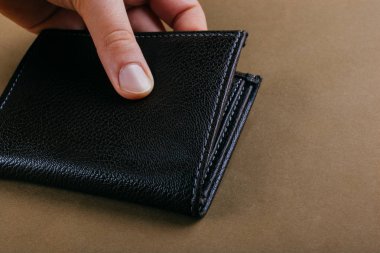 El tasarruf ve finans kavramında kahverengi deri cüzdan