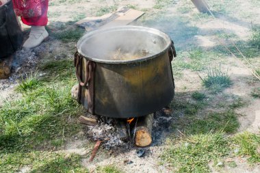Pişirme için eski metal kazan ögesi