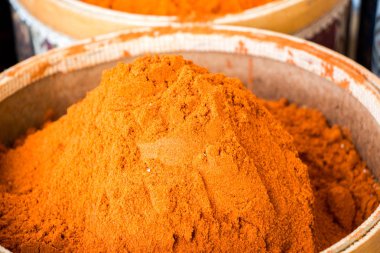 Renkli baharat arka planı olarak baharat ve bitkilerin çeşitliliği