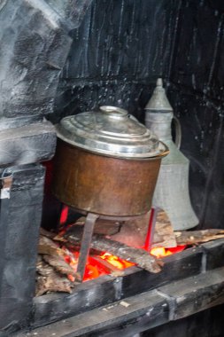 Pişirme için eski metal kazan ögesi