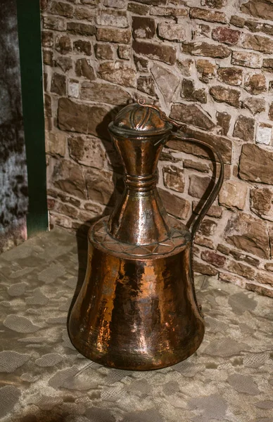 ビューで非常に古いスタイルの金属製の下水道瓶 — ストック写真