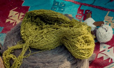 Doğal yün ipliği halı yapımı için renge boyanmış.