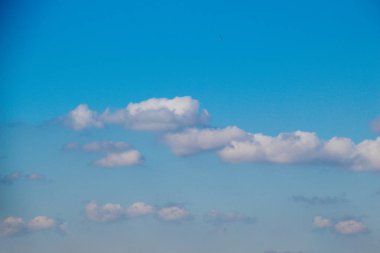 Beyaz renkli bulutlar kısmen gündüz gökyüzünü kaplıyor