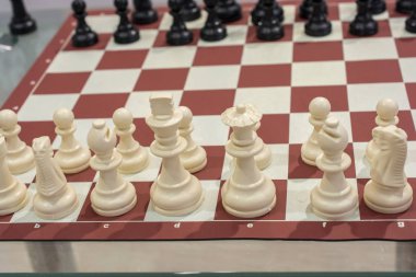 Görünürde cam bir masada satranç tahtası