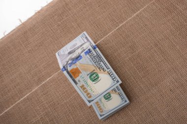 Bize banknot dolar keten bir ipte asılı